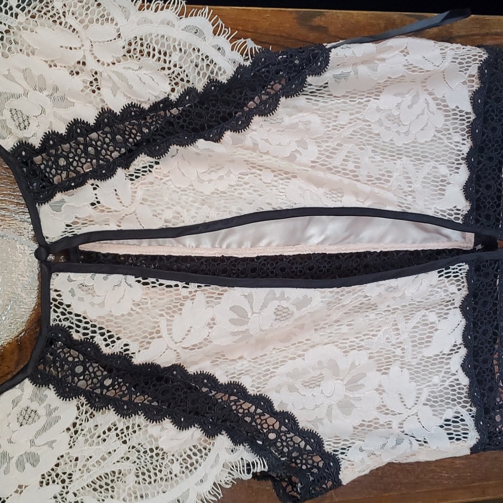 Bebe lace romper - Picture 9 of 10